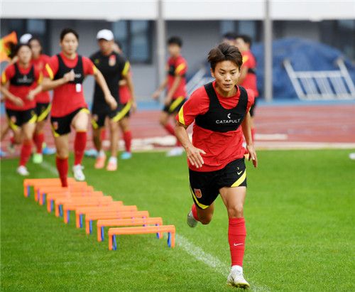 今夏克洛普批准了引进远藤航的交易，他认为这位日本中场是“完美、认真、价格便宜的顶级职业球员”，这笔签约在本赛季发挥了重要作用。